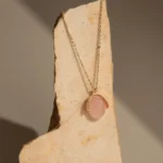Colar Com Pedra Natural E Acessório De Metal