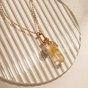 Colar Cartier Com Mosquetão, Pedra Natural e Pérola