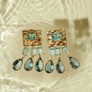 Brinco de Metal Martelado Com Pedras