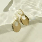 Brinco De Chapa Vasada Com Pedra Resinada Assimétrica