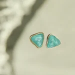 Brinco Triangular Com Pedra Resinada Translucida