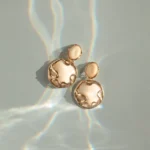 Brinco De Metal Orgânico Com Pedra Resinada