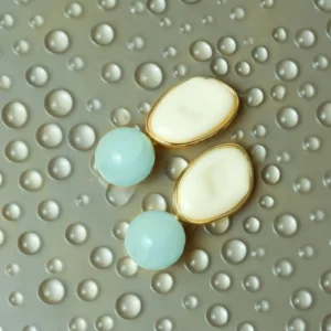 Brinco Com Pedra Natural e Pedra Resinada Assimétrica