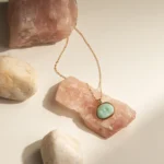 Colar Com Pingente De Pedra Resinada Assimétrica