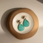 Brinco De Metal Martelado Com Gota De Pedra Resinada