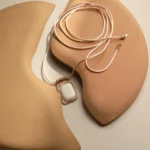 Colar Com Fio De Seda e Pingente De Pedra Resinada GG