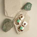 Brinco De Chapa Com 2 Pedras Resinadas