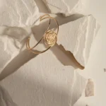 Bracelete De Dois Aros Com Detalhe De Metal