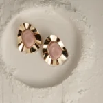 Brinco De Chapa Com Resina Assimétrica