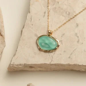 Cola Com Pingente De Pedra Resinada Assimétrico