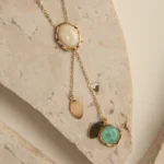 Colar Gravata com Pedra Resinada e Medalhinha