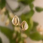 Brinco Búzios Meio Metal Meio Resinado