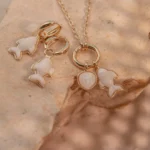 Conjunto De Colar De Mosquetão Com Pedra Resinada Gordinha e Brinco Argola Click De Peixe