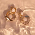 Brinco Duas Chapas Com 2 Pedras Resinadas Texturizadas