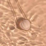 Colar Corrente de Elinho Com Pingente De Pedra Resinada Texturizada