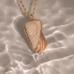 Colar De Corrente Achatada Com Casulo Retangular Meio Resinado Meio Metal