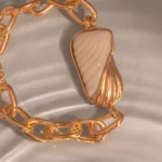 Pulseira de Elos Largos Com Pingente Resinado