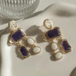 Brinco de Metal Trabalhado com Pedras Resinadas