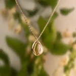 Colar búzio Meio Metal Meio Resinado