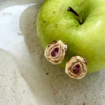 Brinco Pedra Gota Safira Rosa Revestido de Metal Assimétrico