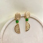 Brinco Metal Trabalhado com Pedra e Detalhe de Laranja