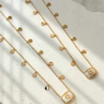 Colar Personalizado com Inicial, Corrente de Esferinhas e Pedra Resinada – Delicadeza e Estilo Exclusivo