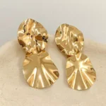 Brinco com Chapa Oval Assimétrica Trabalhada – Brilho Moderno e Sofisticação