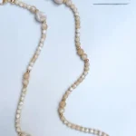 Alça de Celular Com Pedras Assimétricas e Esferas Bege com Perolado