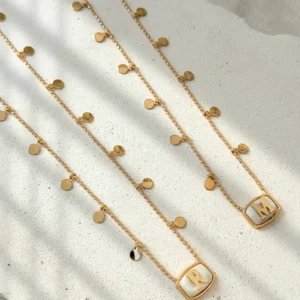 Colar Personalizado com Inicial, Corrente de Esferinhas e Pedra Resinada – Delicadeza e Estilo Exclusivo