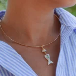 Colar com Aro maleável e Pingente de Peixe com Pedra Azul