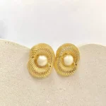 Brinco de Encontro Com Pedra Resinada Pérolada