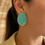 Brinco Assimétrico Com Pedra Resinada Translúcida