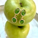 Brinco Com Duas Pedras na Cravação Inglesa