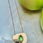 Colar M com Chapa Assimétrica e Pedra Oval na Cravação Inglesa