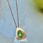 Colar P com Chapa Assimétrica e Pedra Oval na Cravação Inglesa