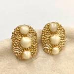 Chapa Oval Trabalhada Com 3 Pedras Resinadas Redondas