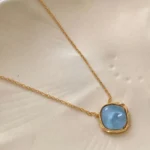 Colar com Pedra Redonda Resinada Translúcida