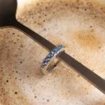 Anel Aro Fino Cravejado no ouro 18K