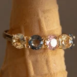 Anel com 5 Pedras Cravejadas no ouro 18K