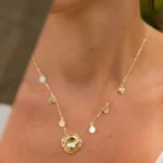 Colar De Elos com Detalhe de Metal Assimétrico e Medalinhas