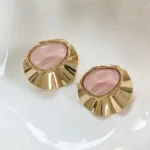 Brinco Meio Chapa Com Pedra Resinada Translúcida Rosa