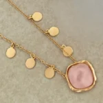 Colar de elos com Pingente de Pedra Resinada Rosa Translúcida e Medalinhas