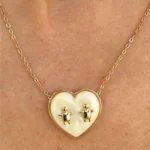 Colar Com Pedra Resinada De Coração Perolado com Mini Filhos