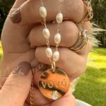 Colar De 40Cm Com Corrente de Pérolas e Pingente "Vovó" com zircônia