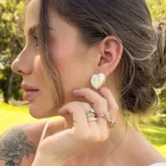 Brinco Coração De Pedra Resinada Perolada