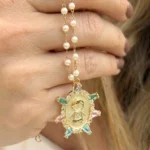 Colar Com Corrente De Pérola e Pingente De Filhos Com Pérolas e Zircônia em Volta