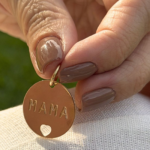 Pingente De Chapa Redonda " Mama" e Detalhe de Coração Vazado