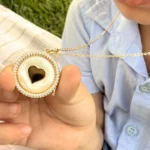 Colar Corrente De Elos com Pingente de Madre Pérola Com Corações e Detalhes De Zircônia