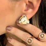 Brinco de Chapa Com Detalhes de Dobra Com Resina Perolada e Coração de Chapa