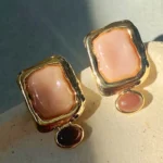 Brinco Com Metal Assimétrico com Pedras Resinadas na Cor Pele Rosada e no Marrom